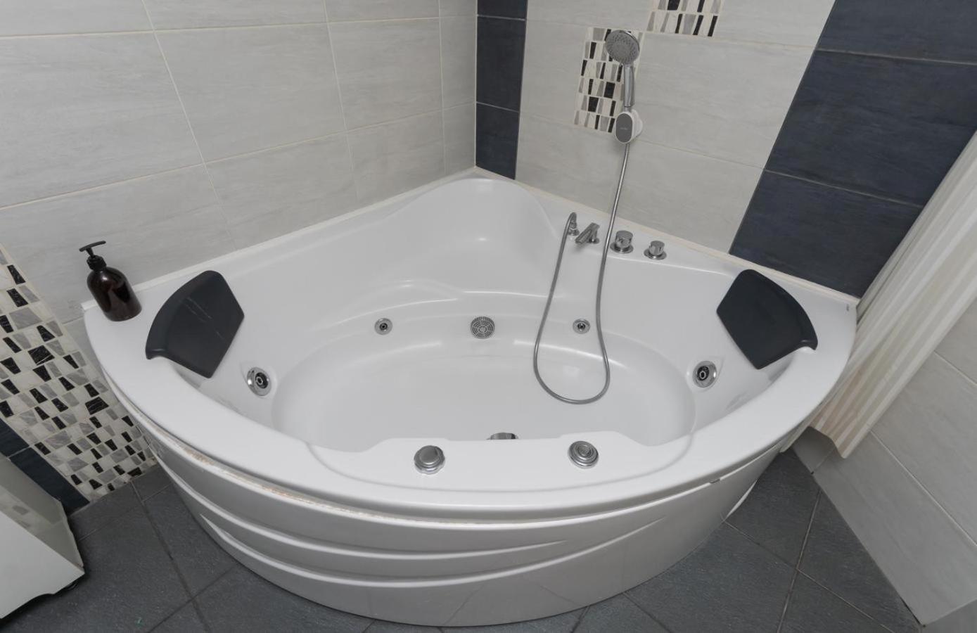 Flat24 On Lesi Ukrainki 3 Lägenhet Kiev Exteriör bild