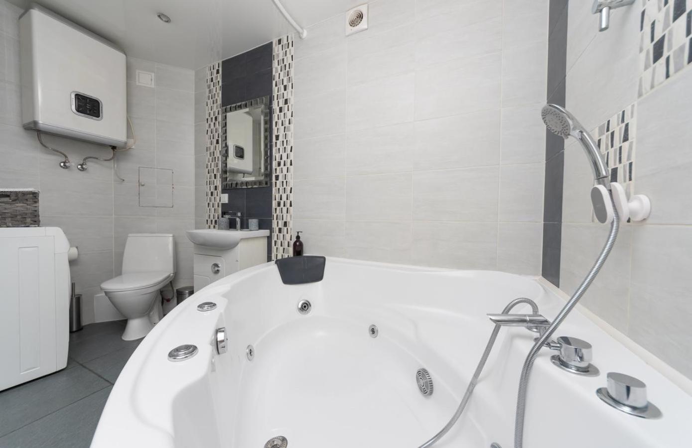 Flat24 On Lesi Ukrainki 3 Lägenhet Kiev Exteriör bild