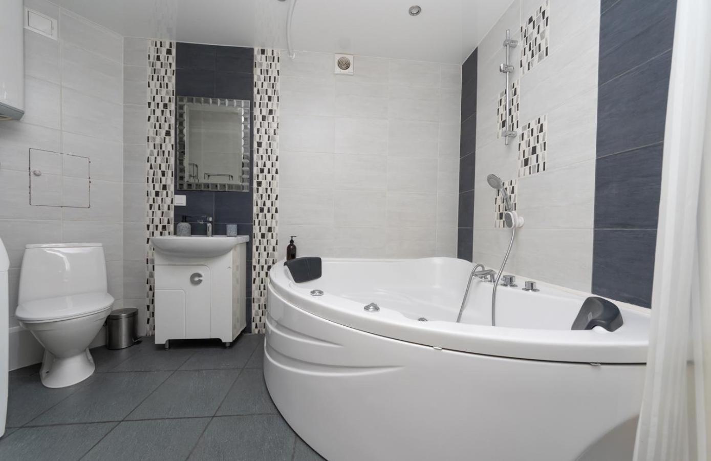 Flat24 On Lesi Ukrainki 3 Lägenhet Kiev Exteriör bild