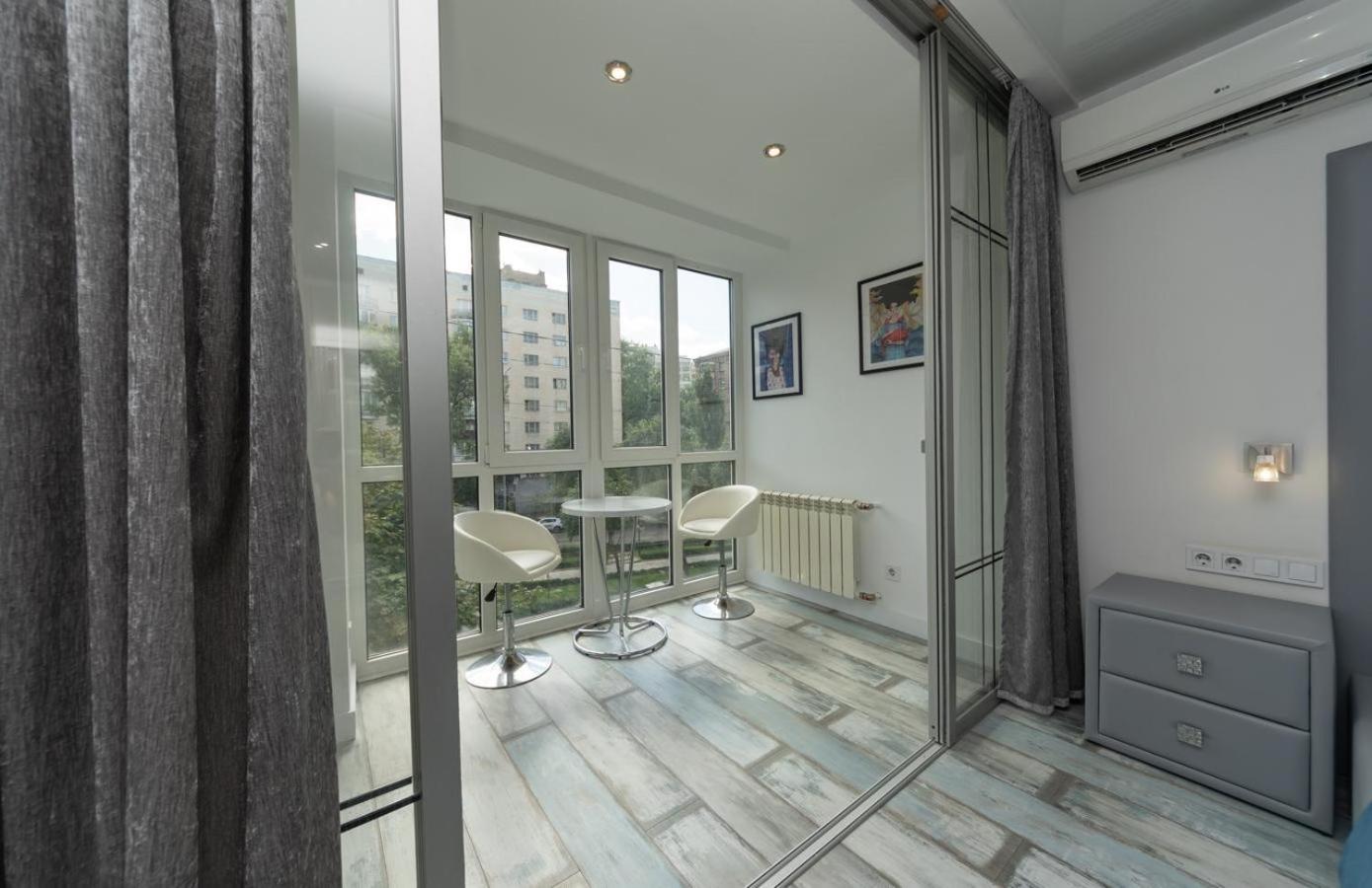 Flat24 On Lesi Ukrainki 3 Lägenhet Kiev Exteriör bild
